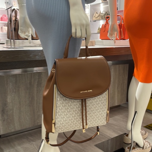 Michael Kors Phoebe 35F2G8PB2B Flap Drawstring Backpack
Vanilla Signature - Picture 10 of 16